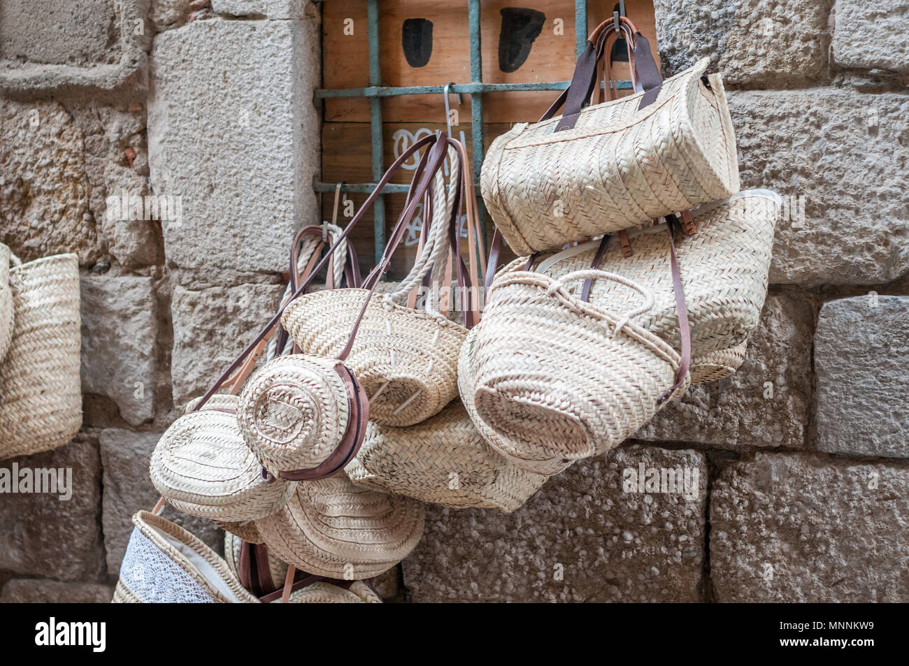 Vimini bickets appeso sulla strada per vendere, Girona, Catalogna, Spagna Foto Stock