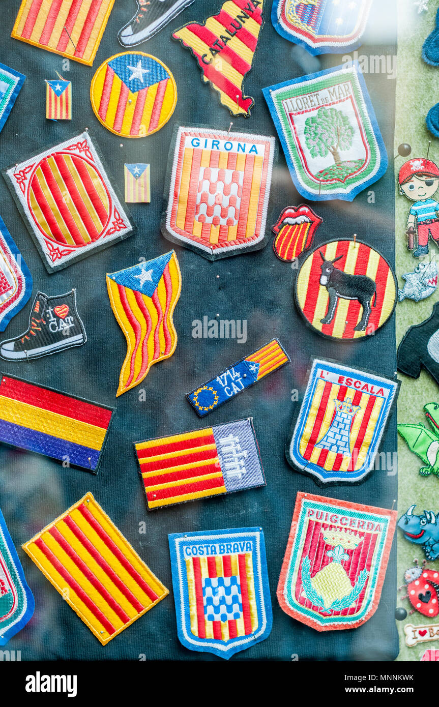 Set di patch di vestiti in un negozio finestra, indipendenza catalana, Girona, Catalogna, Spagna Foto Stock