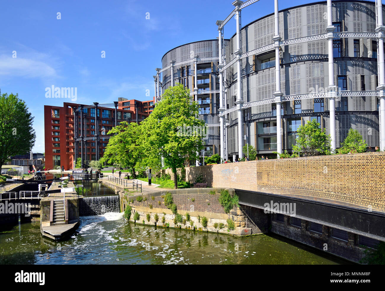 St Pancras Lock e appartamenti gasometro, Lewis Cubitt Square, Kings Cross, London, England, Regno Unito. Appartamenti di lusso costruiti in Il Grade ii Listed gasholders Foto Stock