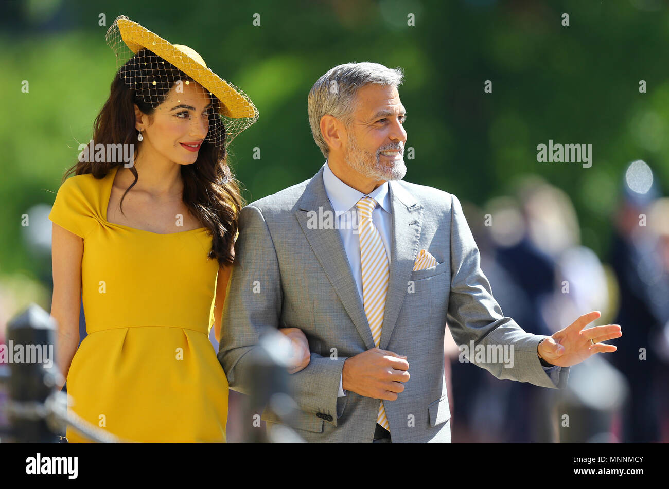 Amal Clooney e George Clooney arriva a alla cappella di San Giorgio al Castello di Windsor per il matrimonio di Meghan Markle e il principe Harry. Foto Stock