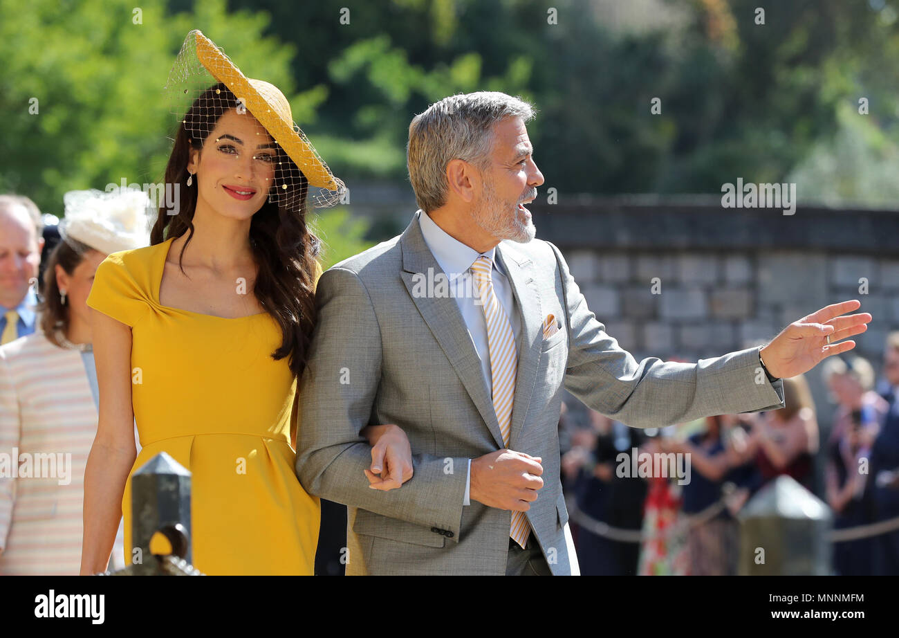 Amal Clooney e George Clooney arriva a alla cappella di San Giorgio al Castello di Windsor per il matrimonio di Meghan Markle e il principe Harry. Foto Stock
