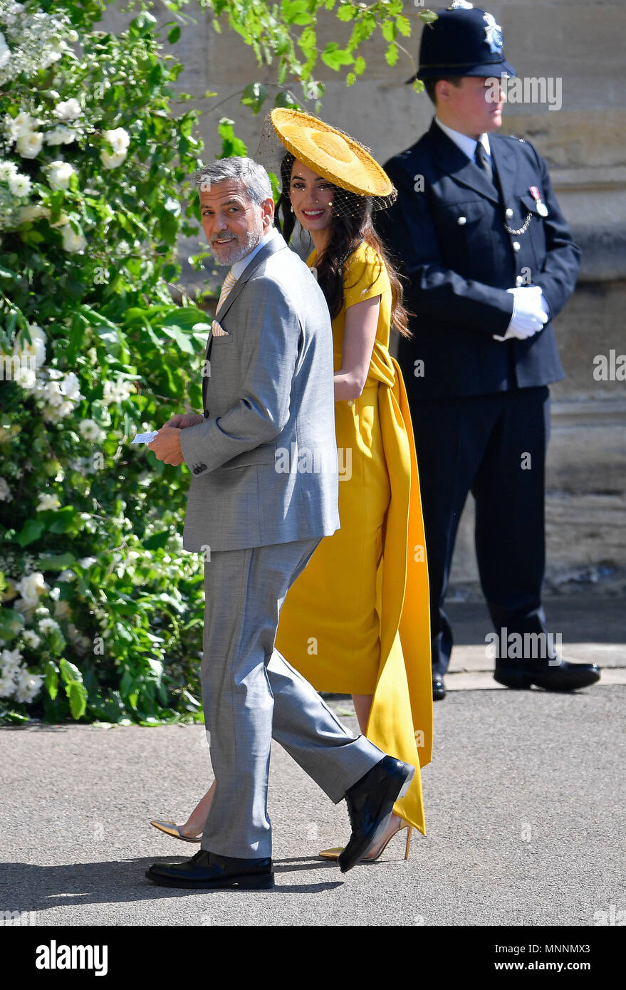 Amal Clooney e George Clooney arriva a alla cappella di San Giorgio nel Castello di Windsor per le nozze del principe Harry e Meghan Markle. Foto Stock