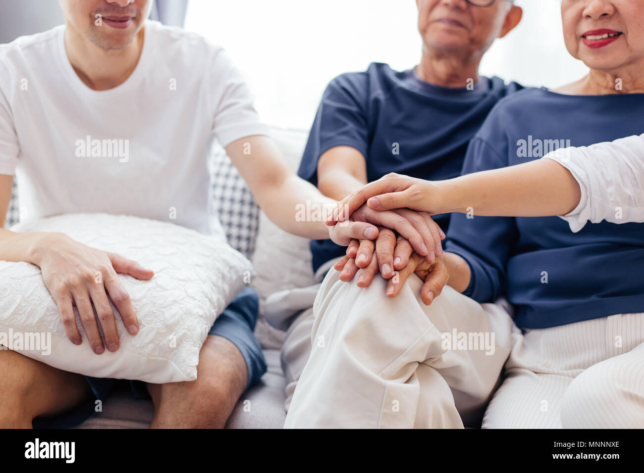 Close Up Della Famiglia Con Figli Adulti E Genitori Anziani Mettendo Le Mani Insieme E Seduto Sul Divano Di Casa Insieme L Unita Familiare E La Cooperazione Di Co Foto Stock Alamy