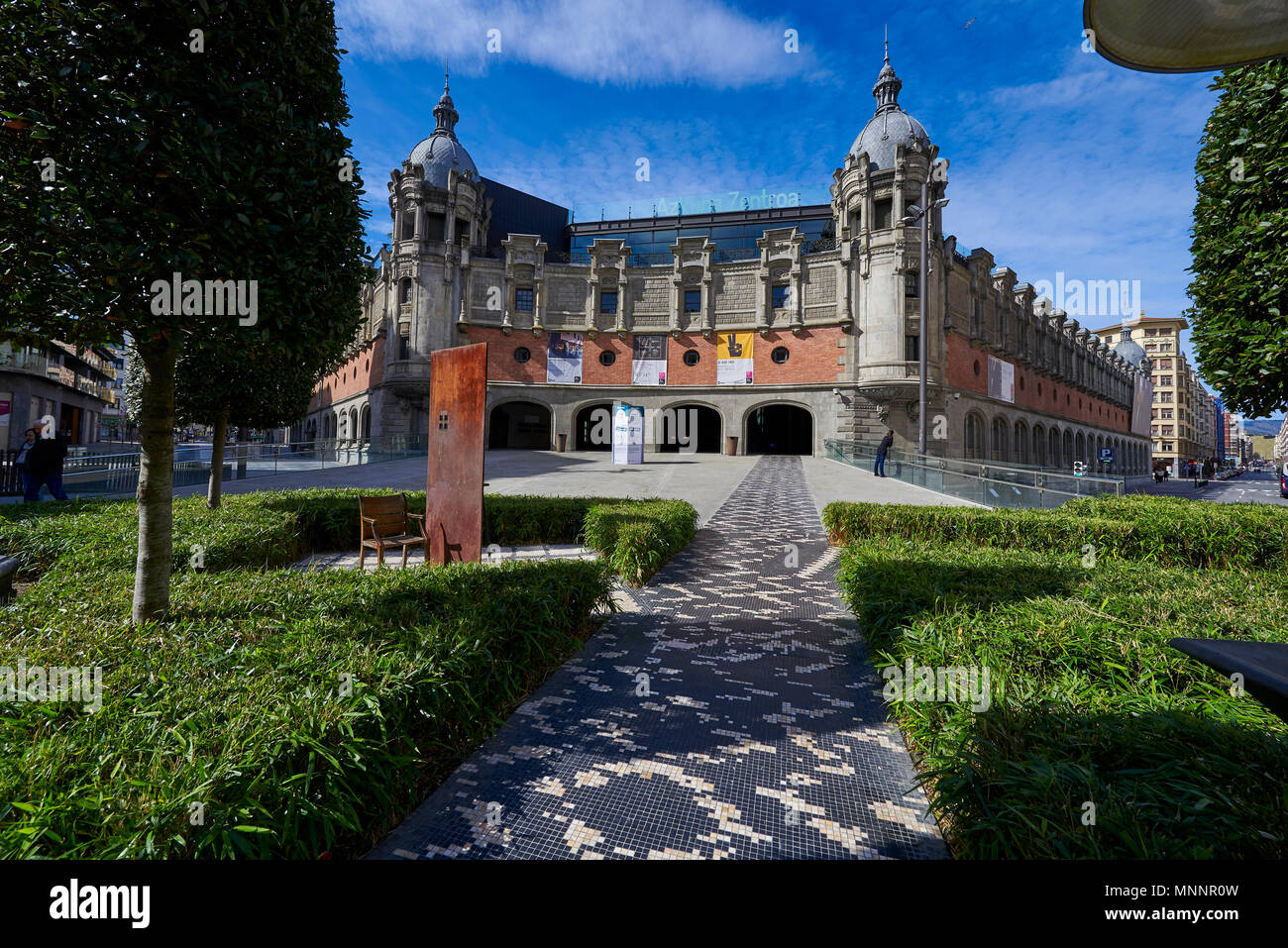 La Alhondiga, il vino antico magazzino progettato da Ricardo Bastida nel 1909. Ora Azkuna Centroa, Bilbao, Rehabilitatated dal designer francese Philippe Foto Stock