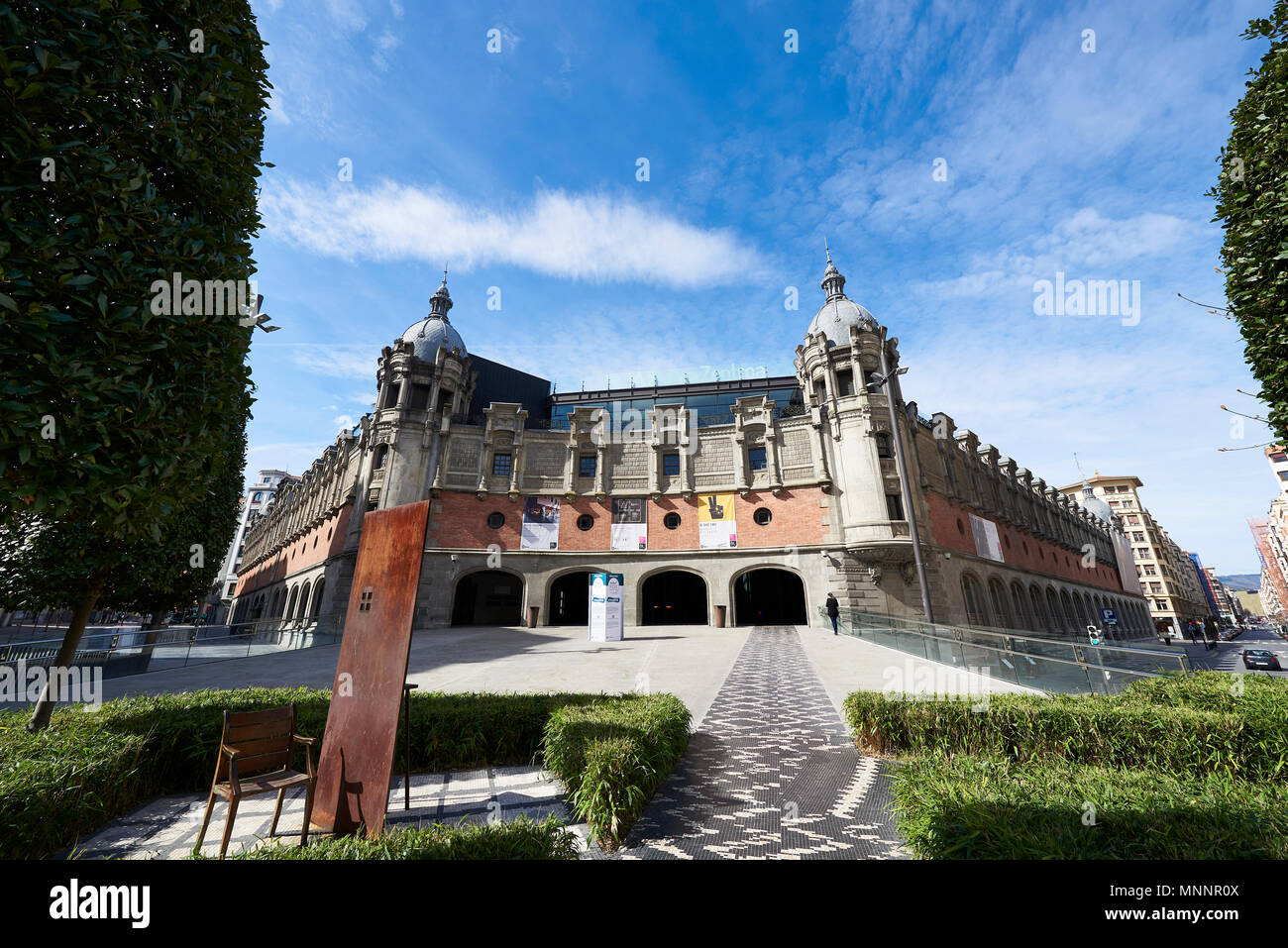 La Alhondiga, il vino antico magazzino progettato da Ricardo Bastida nel 1909. Ora Azkuna Centroa, Bilbao, Rehabilitatated dal designer francese Philippe Foto Stock