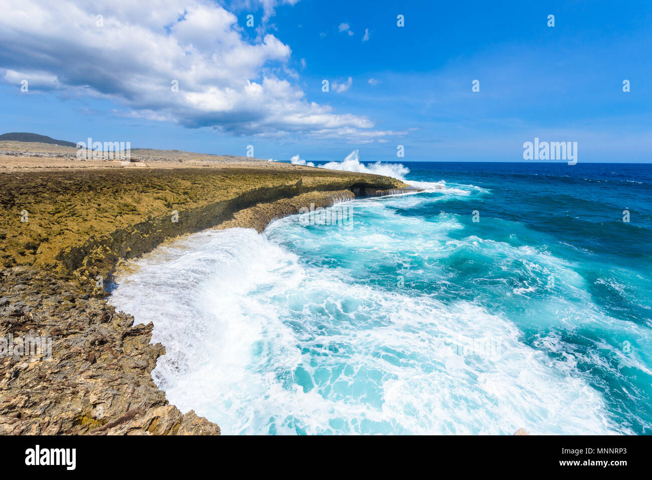 Shete Boka national park - un paesaggio fantastico scenario intorno alla piccola isola dei Caraibi di Curacao nelle isole ABC - onde che si infrangono sulla spiaggia e Foto Stock