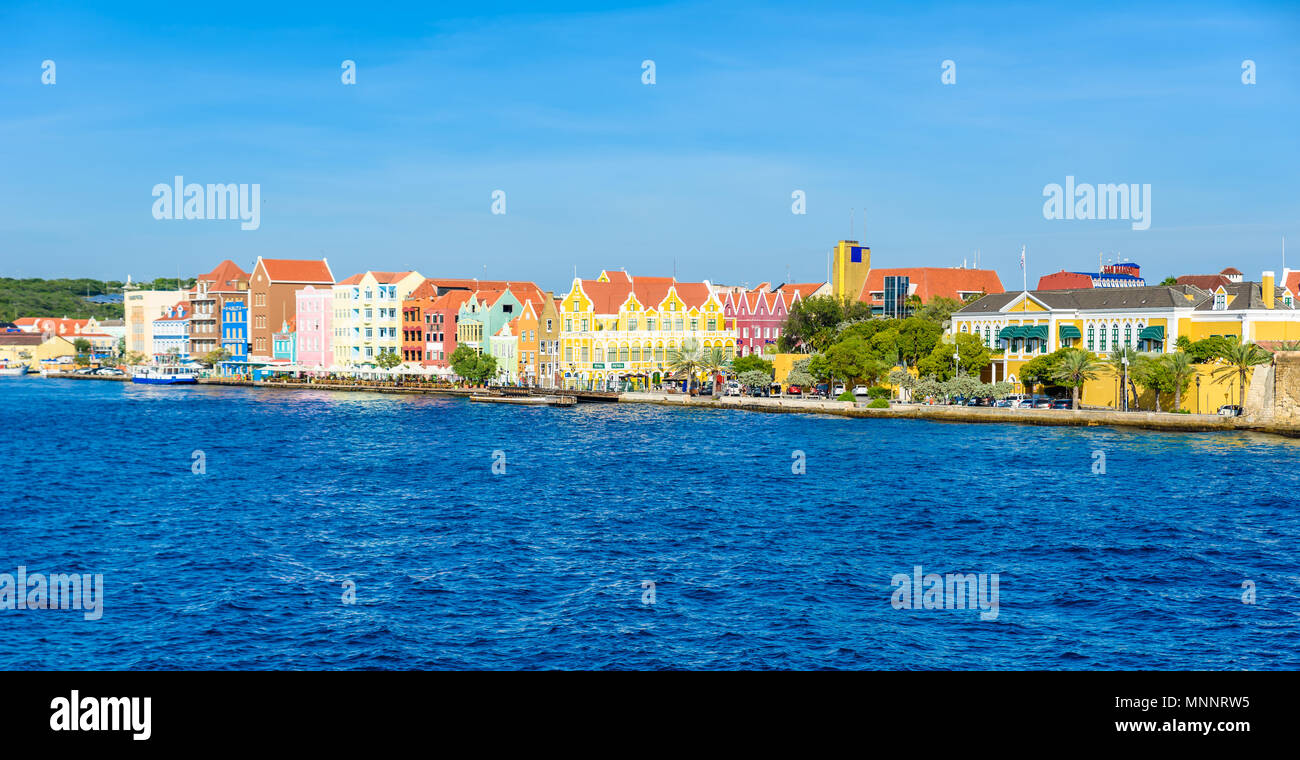 Gli edifici colorati in Willemstad downtown, Curacao, Antille Olandesi, una piccola isola dei Caraibi - destinazione di viaggio per navi da crociera o vacanza Foto Stock