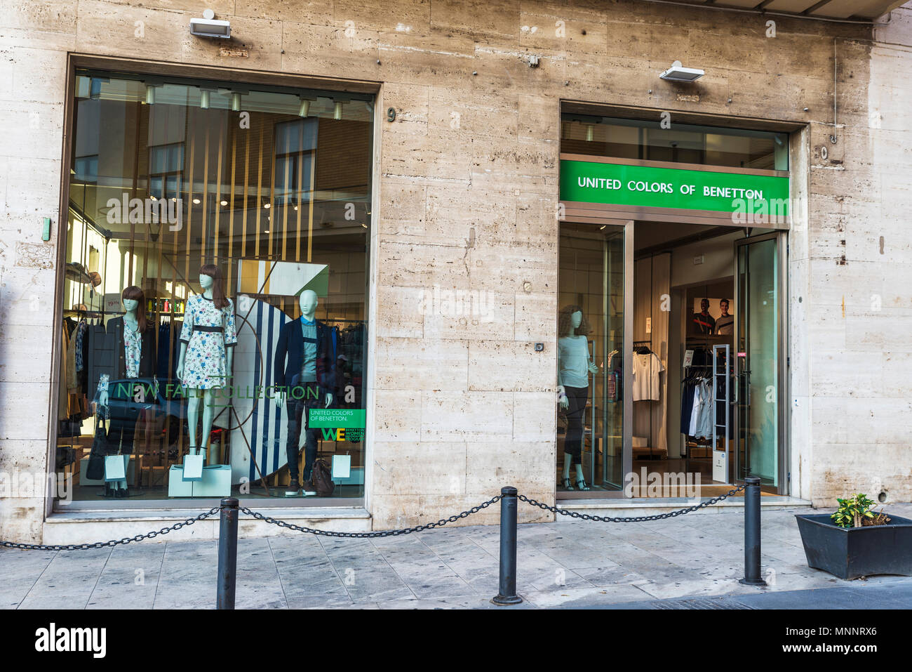 Siracusa, Italia - Agosto 17, 2017: United Colors of Benetton shop nel  centro storico del centro storico della città di Siracusa in Sicilia, Italia  Foto stock - Alamy