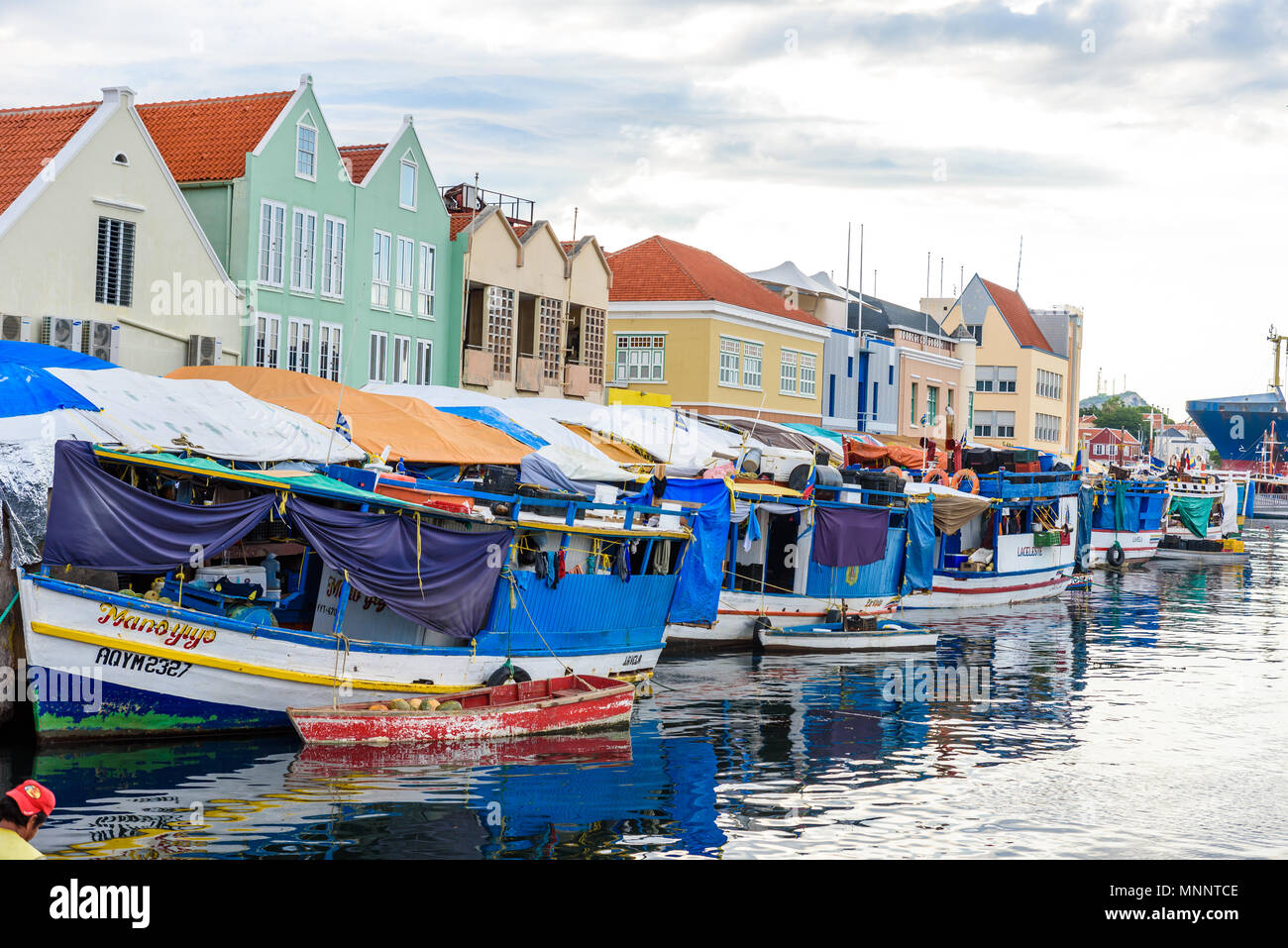 Gli edifici colorati in Willemstad downtown, Curacao, Antille Olandesi, una piccola isola dei Caraibi - destinazione di viaggio per navi da crociera o vacanza Foto Stock