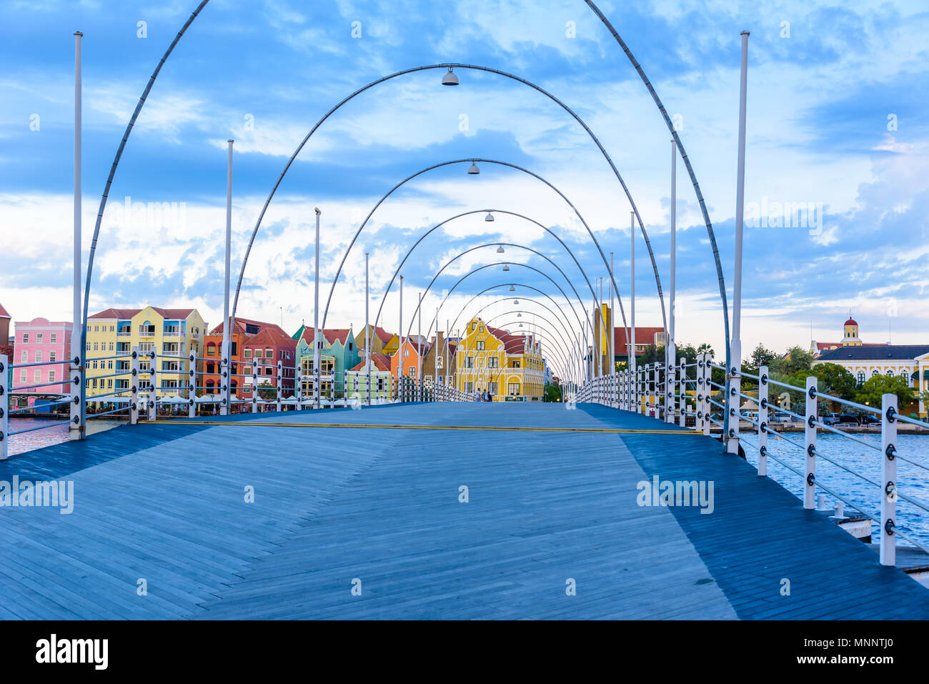 Gli edifici colorati in Willemstad downtown, Curacao, Antille Olandesi, una piccola isola dei Caraibi - destinazione di viaggio per navi da crociera o vacanza Foto Stock