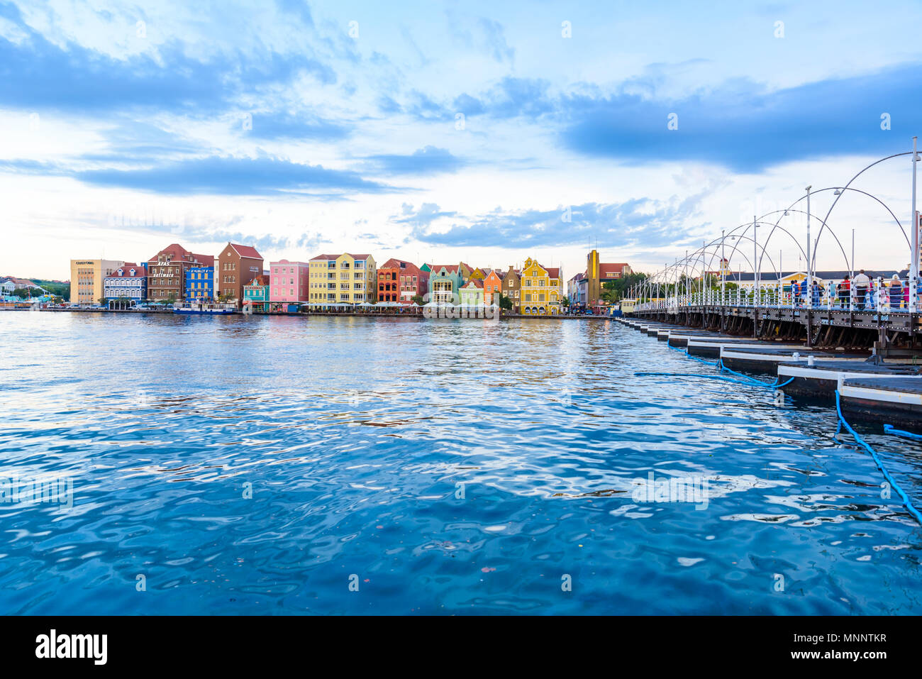 Gli edifici colorati in Willemstad downtown, Curacao, Antille Olandesi, una piccola isola dei Caraibi - destinazione di viaggio per navi da crociera o vacanza Foto Stock