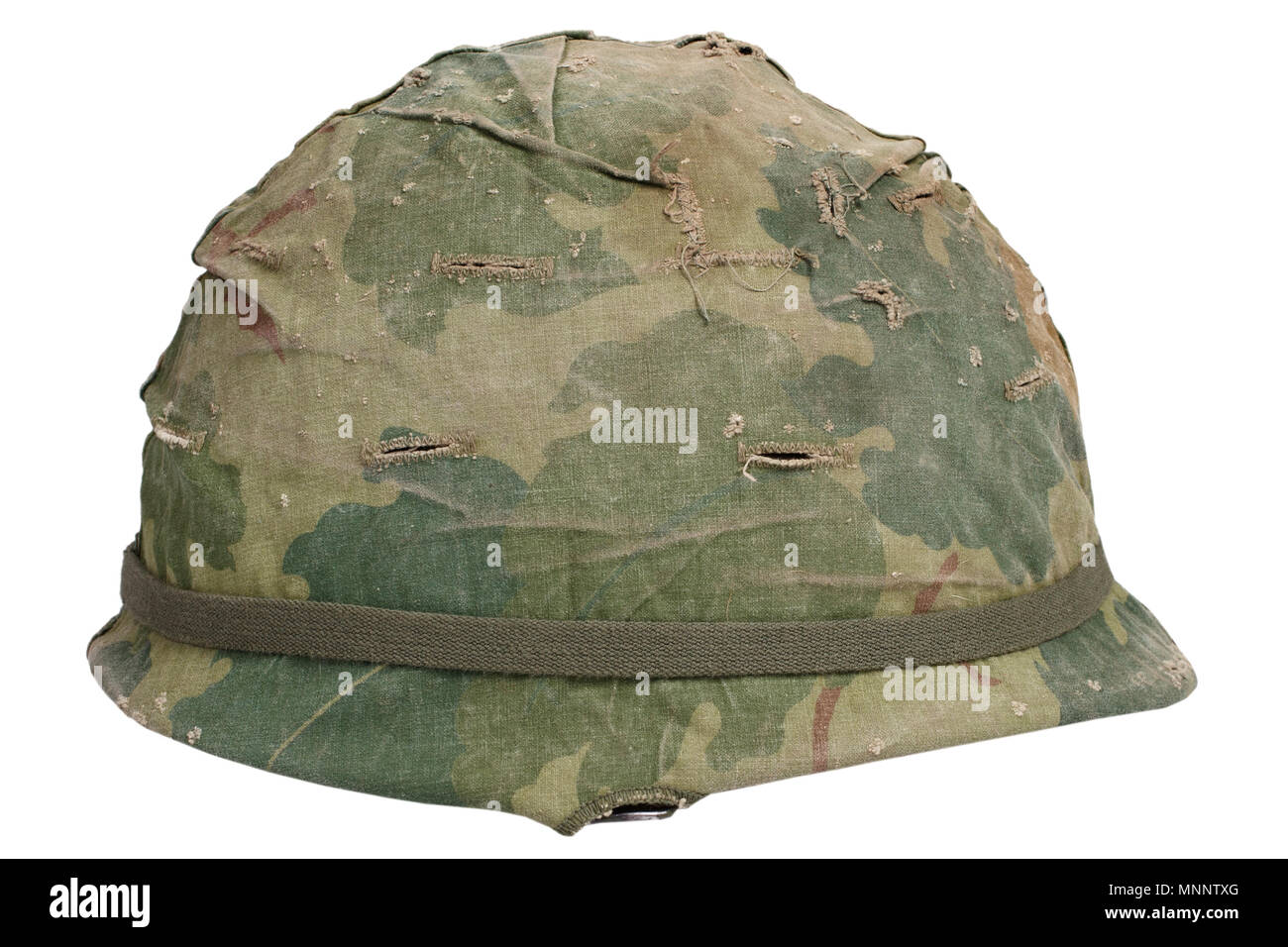 US Army M1 casco con coperchio di mimetizzazione guerra del Vietnam periodo isolato Foto Stock