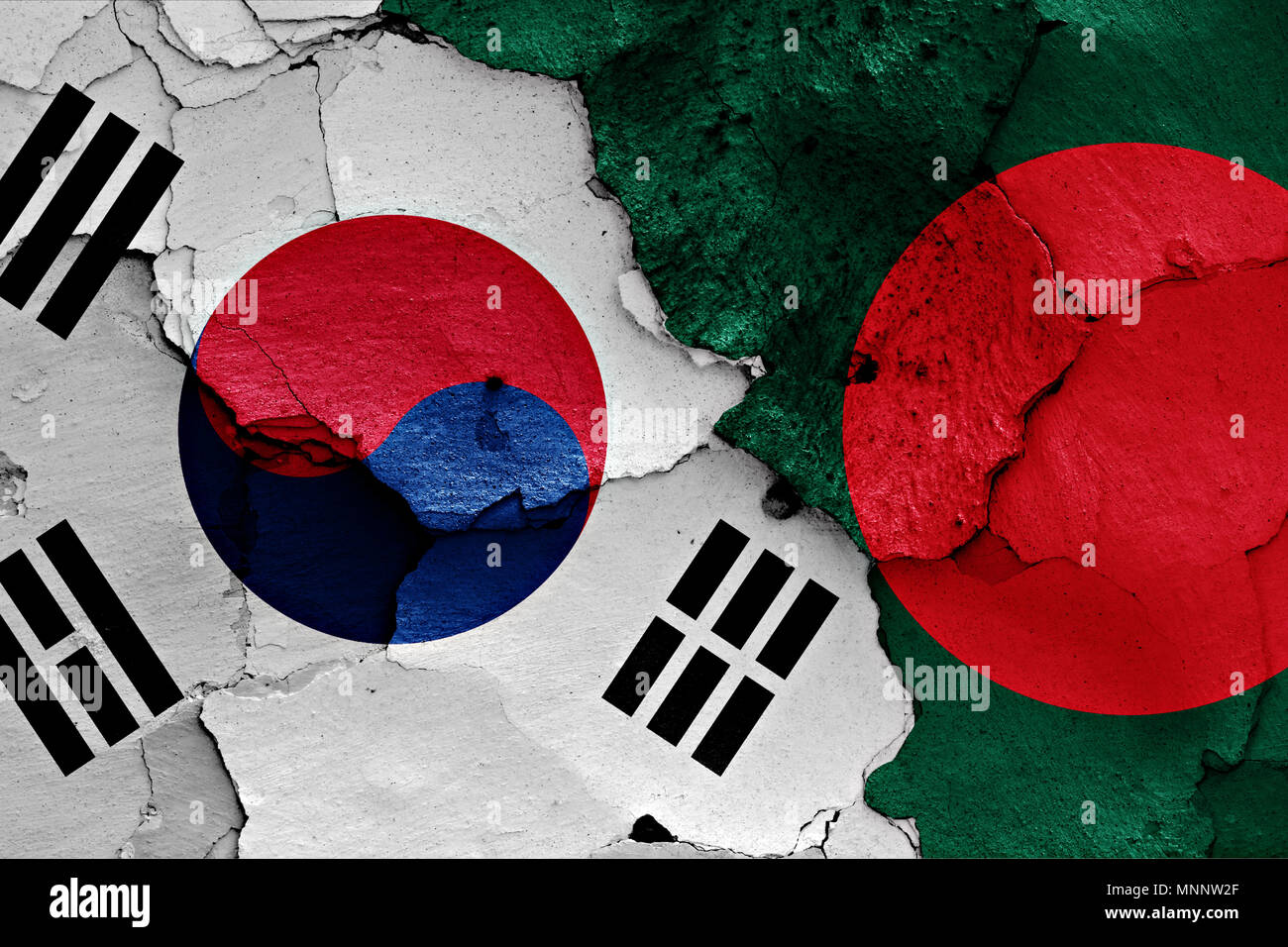 Le bandiere della Corea del Sud e il Bangladesh dipinta sulla parete incrinato Foto Stock