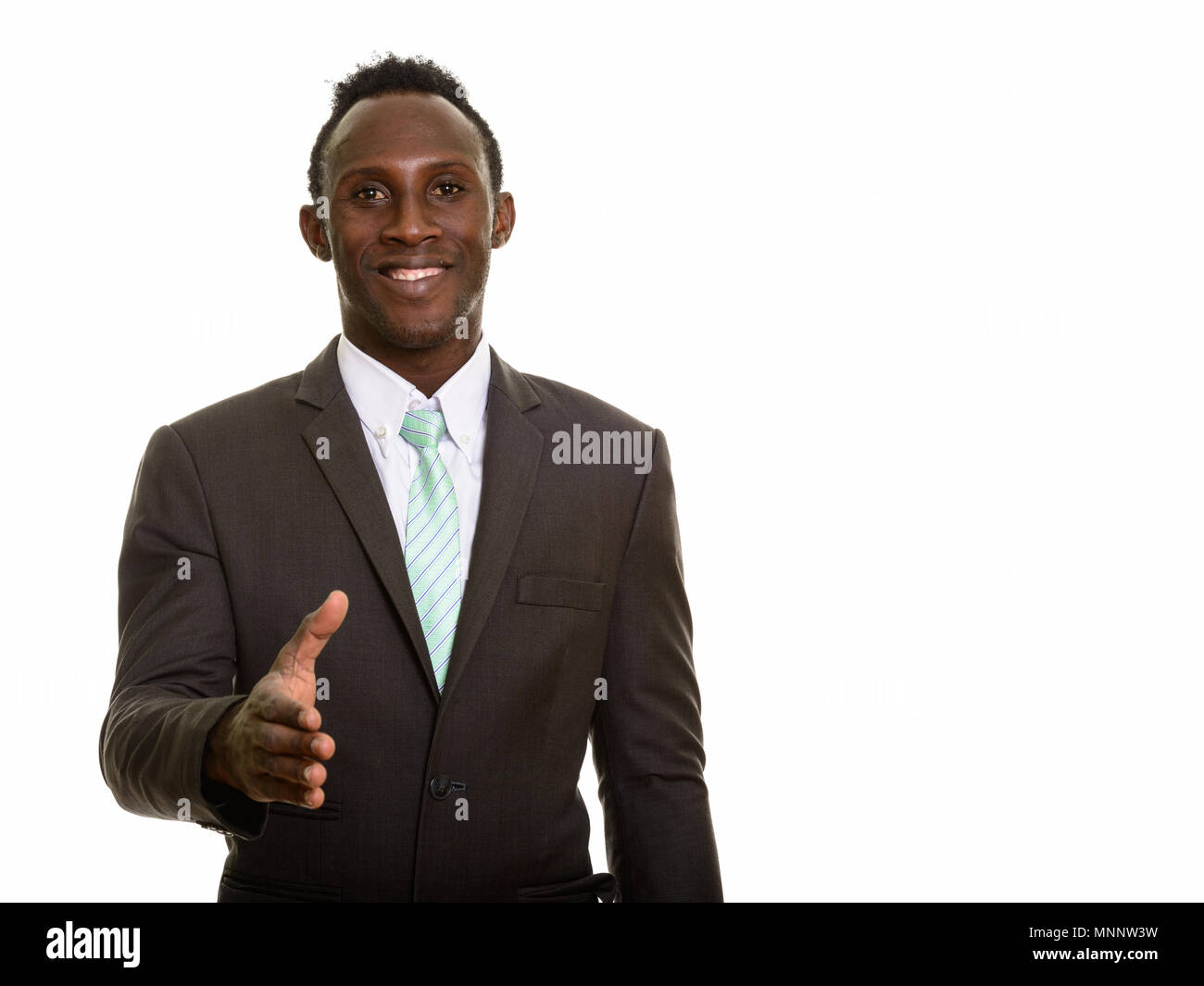 Giovani felici Africano nero imprenditore sorridente e dando handsha Foto Stock