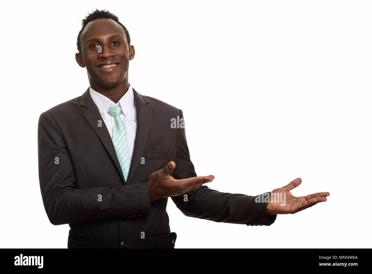 Giovani felici Africano nero imprenditore sorridente e mostrando someth Foto Stock