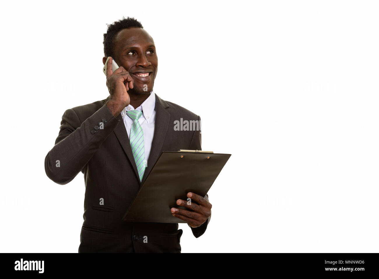 Riflessivo giovani happy businessman africani sorridente e parlare o Foto Stock