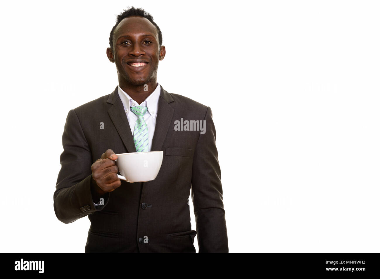 Giovani felici Africano nero imprenditore sorridente e tenendo il caffè Foto Stock