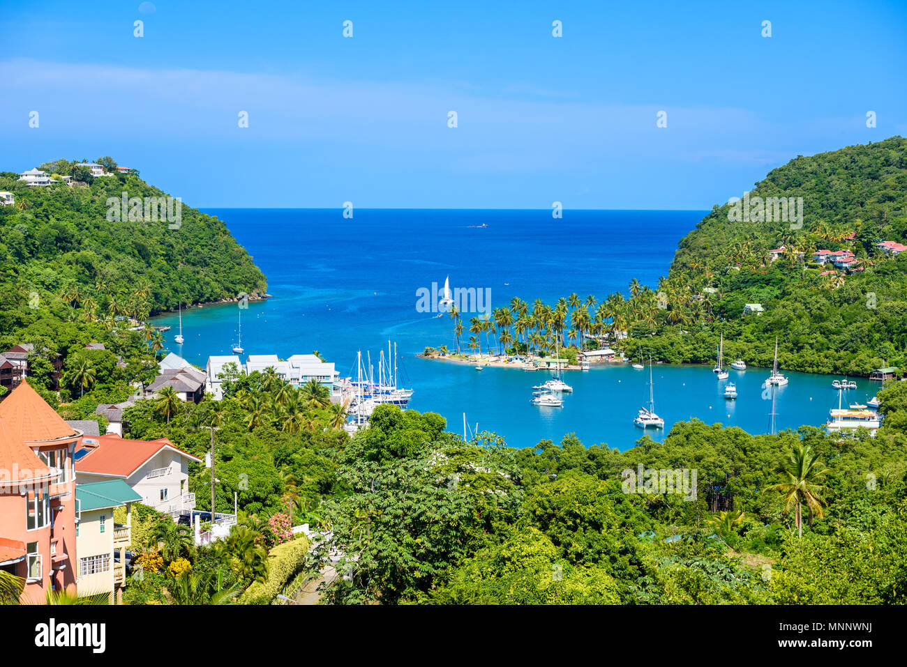 Marigot Bay, Saint Lucia, dei Caraibi. Tropical Bay e Spiaggia di esotico e Paradiso uno scenario paesaggistico. Marigot Bay è situato sulla costa occidentale della Foto Stock