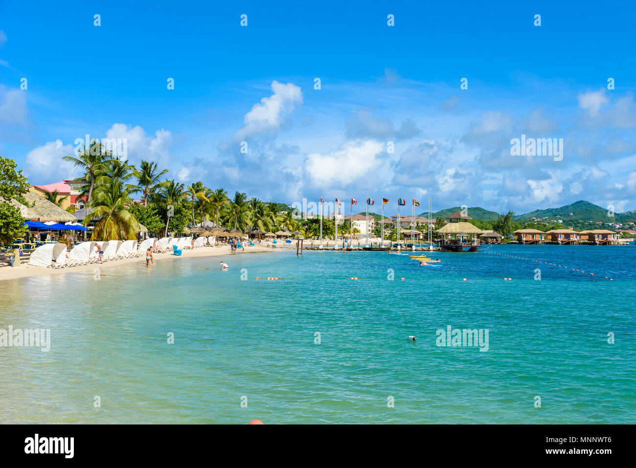 Pigeon Island Beach - costa tropicale sull'isola caraibica di Santa Lucia. Si tratta di una destinazione paradiso con una spiaggia di sabbia bianca e mare turquoiuse. Foto Stock