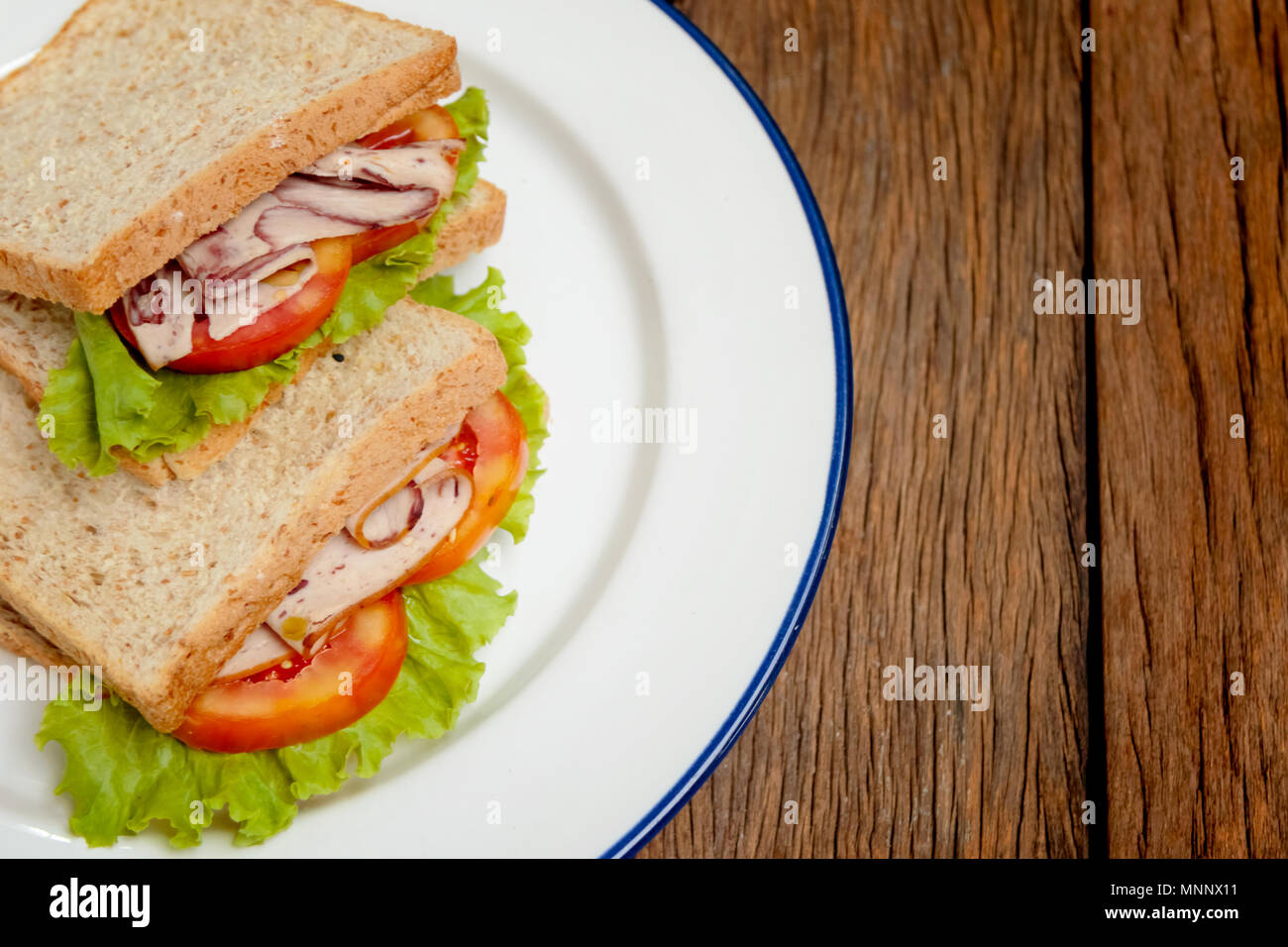 Freschi Fatti in casa club sandwich con lattuga e pomodoro Foto Stock