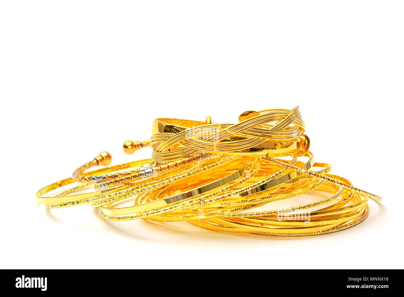 Braccialetti d oro e gioielli in oro, isolato su sfondo bianco Foto Stock