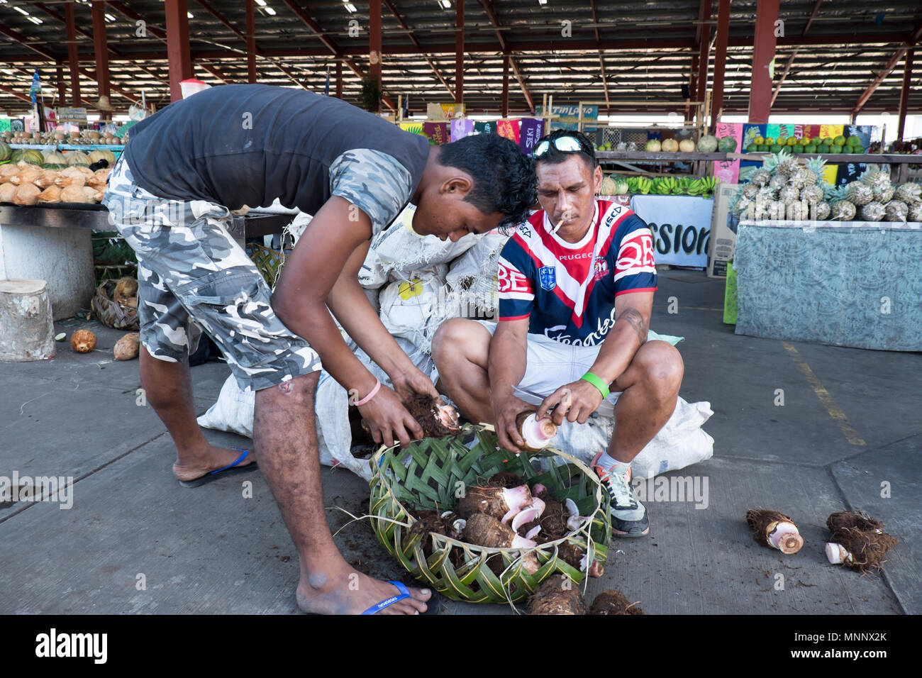 Apia, Samoa - 27 Ottobre 2017: gli uomini la preparazione di taro root al Fugalei prodotti freschi di mercato Foto Stock