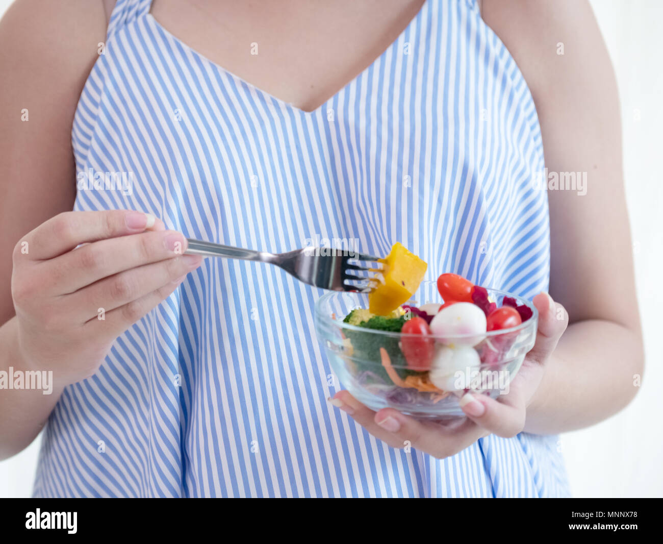 Donna incinta mangiar sano insalata fresca,sana nutrizione durante la gravidanza Foto Stock