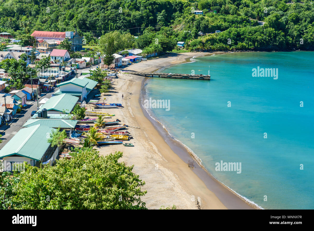 Anse La Raye - spiaggia tropicale sull'isola caraibica di Santa Lucia. Si tratta di una destinazione paradiso con una spiaggia di sabbia bianca e mare turquoiuse. Foto Stock