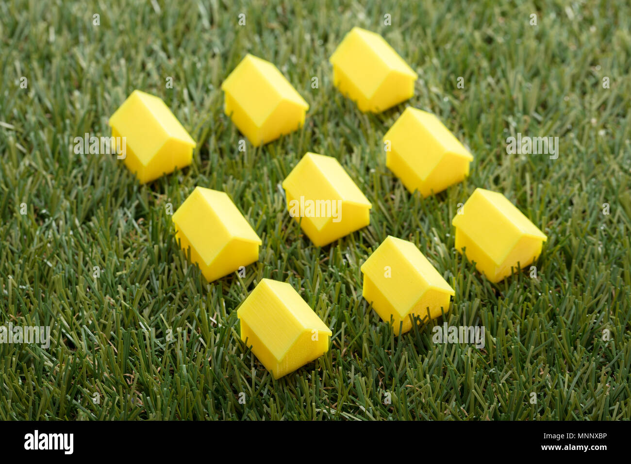 Close-up di una casa rossa modello su erba verde Foto Stock
