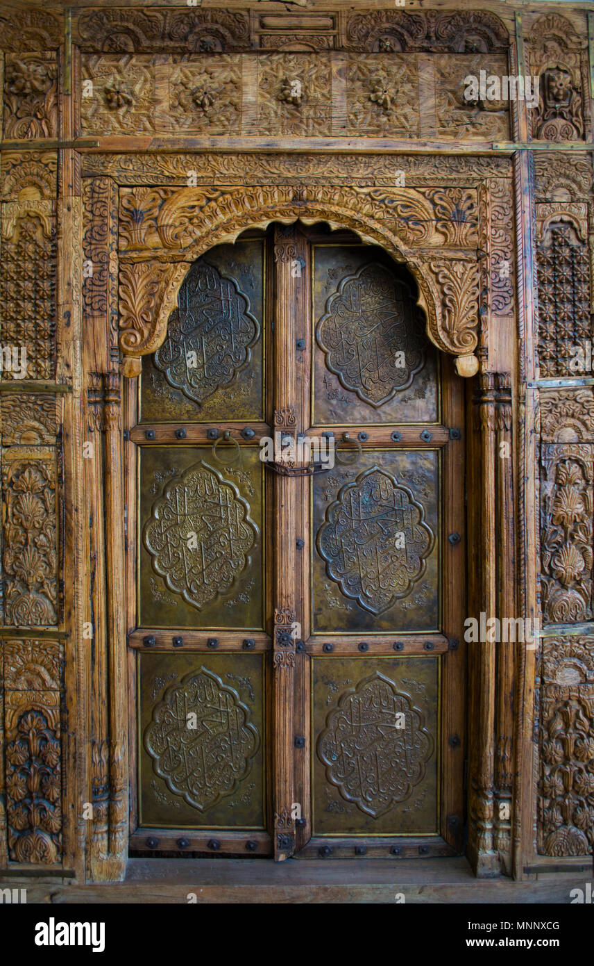 Quella Islamica e Ottomana stella geometrica motif pattern, intagliata sulla superficie di una vecchia porta di legno Foto Stock