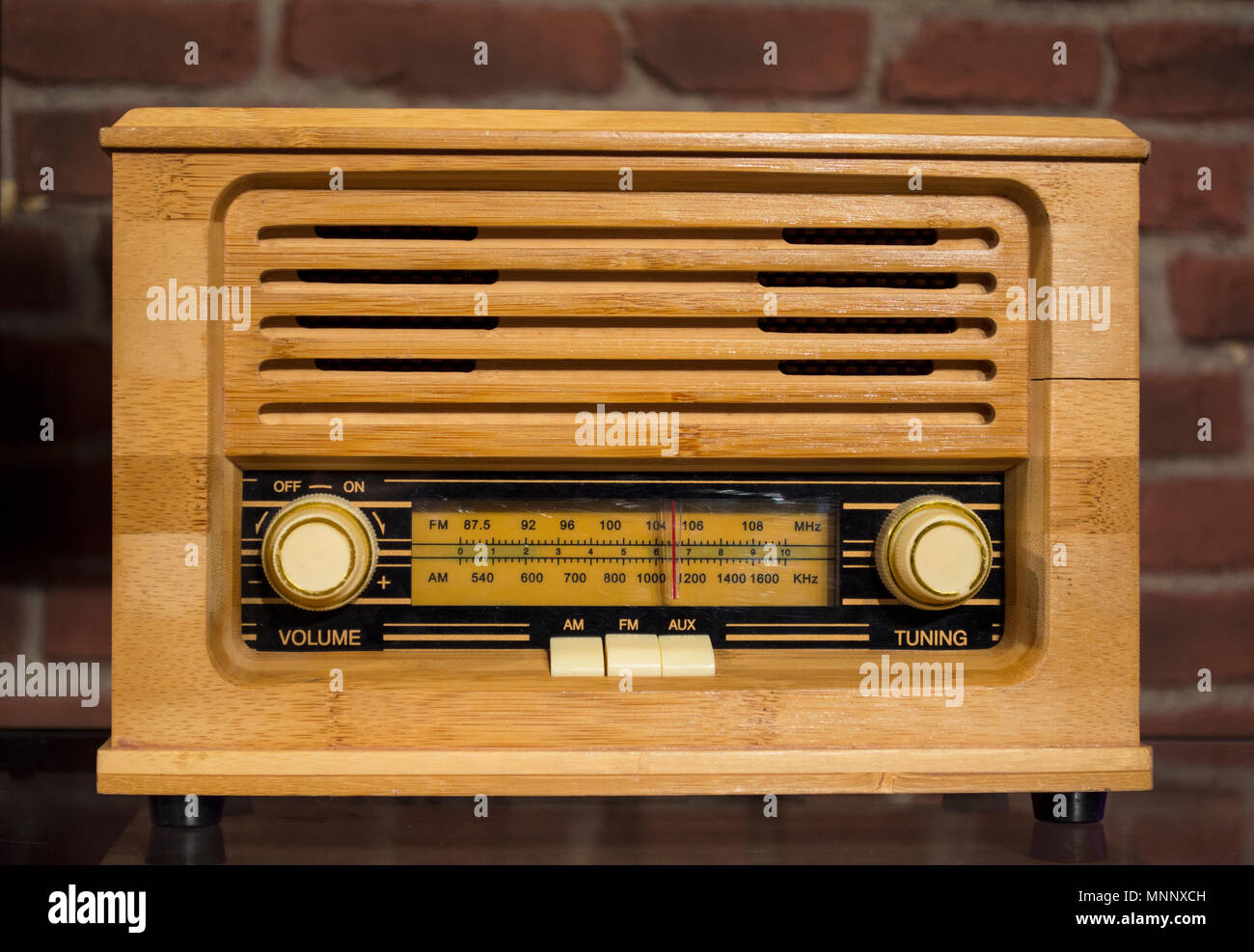 Antique; retrò radio in legno su pietra rossa sullo sfondo della parete  Foto stock - Alamy