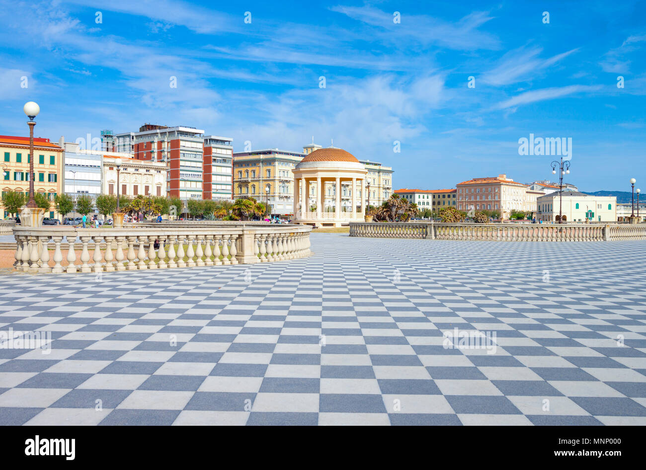 Livorno, Italia - maggio 26,2016: il chiosco del Mascagni square e il belvedere sul lungomare Foto Stock