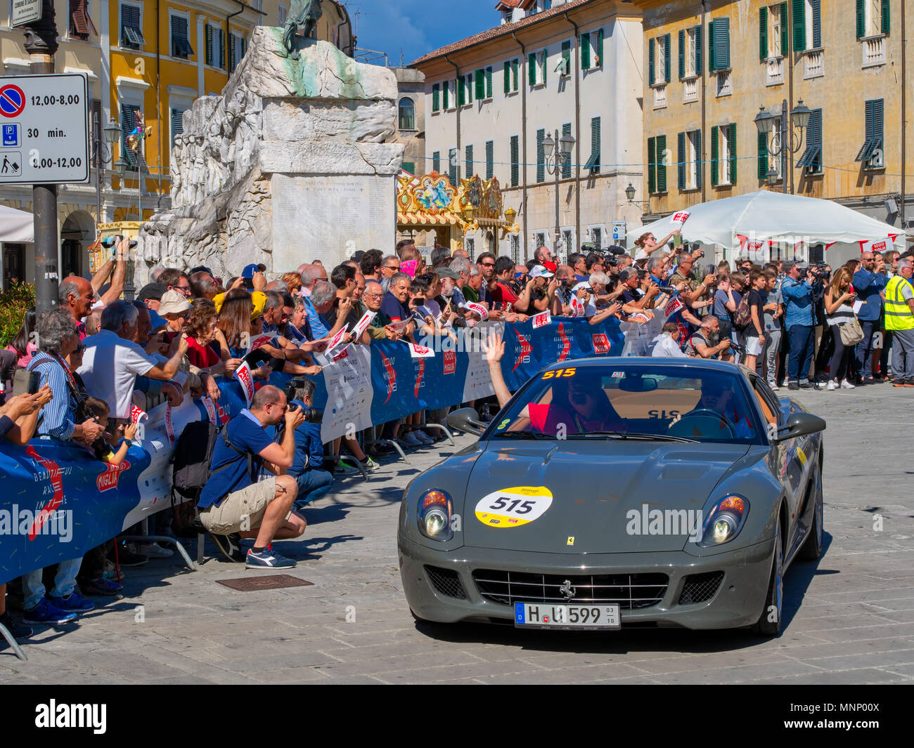 La Mille Miglia la regolarità e classic vintage car race passa attraverso sarzana, Liguria, con altre vetture compreso questa Ferrari. Il 18 maggio 2018. Foto Stock