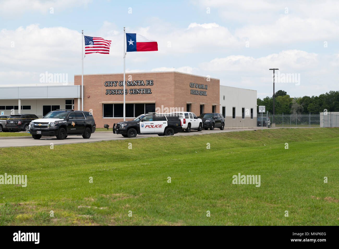 Città di Santa Fe, Texas - 18 Maggio 2018: i veicoli provenienti da diversi dipartimenti di polizia parcheggiata fuori il centro di giustizia dopo la Scuola riprese in Santa Fe di alta scuola Credito: michelmond/Alamy Live News Foto Stock