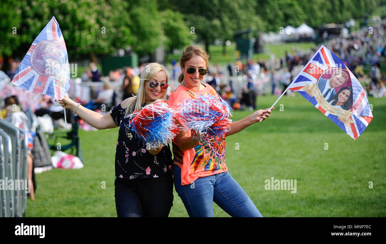 Windsor, Regno Unito. 18 maggio 2018. Ben wishers sulla lunga passeggiata come i preparativi per le nozze tra il principe Harry e Meghan Markle il 19 può continuare. Decine di migliaia di persone sono attese per la visita della città per quello che è stato classificato come il matrimonio dell'anno. Credito: Stephen Chung / Alamy Live News Foto Stock