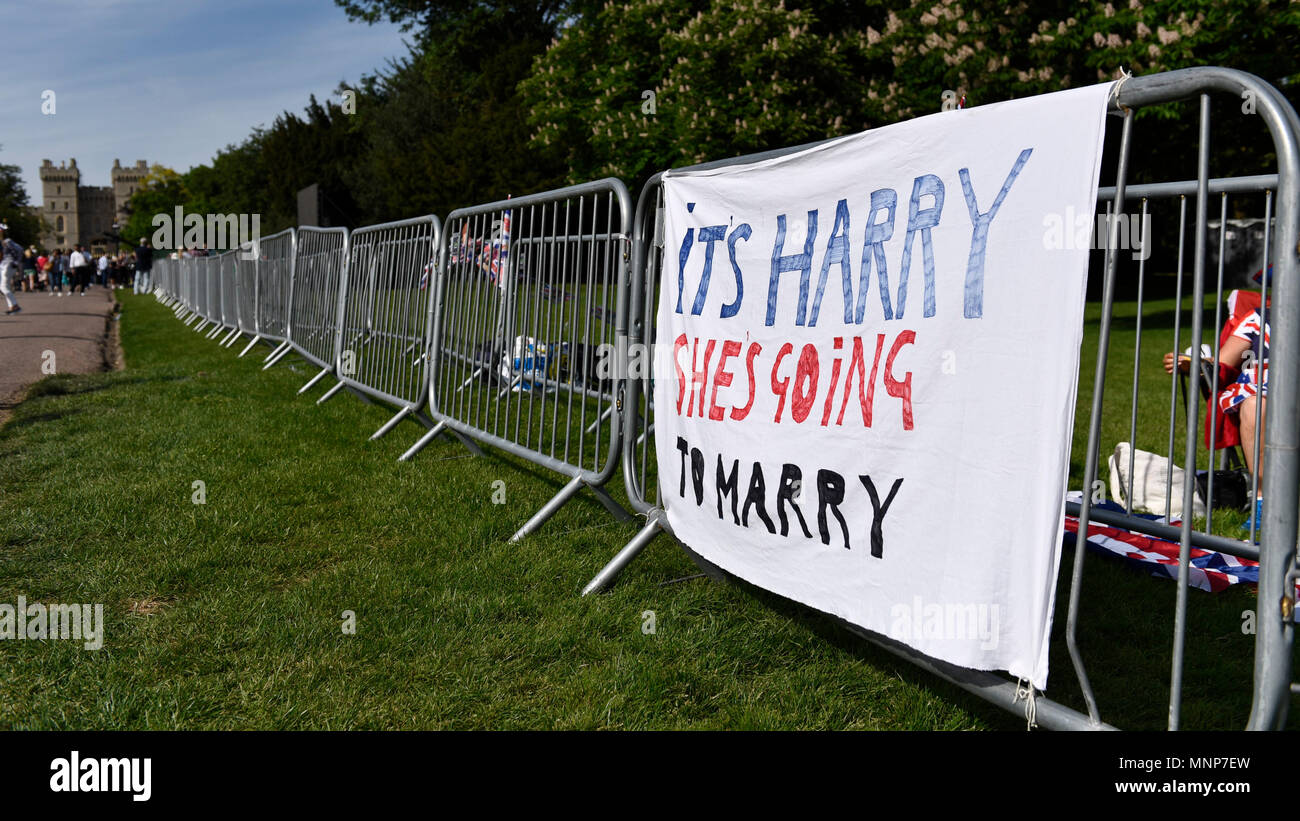 Windsor, Regno Unito. 18 maggio 2018. Ben wishers hanno appeso un banner sul lungo cammino come i preparativi per le nozze tra il principe Harry e Meghan Markle il 19 può continuare. Decine di migliaia di persone sono attese per la visita della città per quello che è stato classificato come il matrimonio dell'anno. Credito: Stephen Chung / Alamy Live News Foto Stock