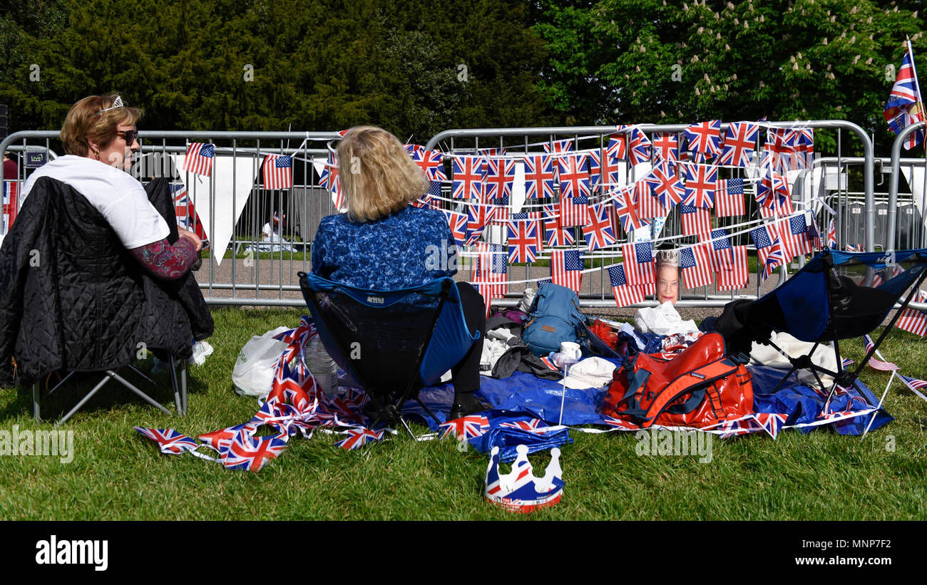 Windsor, Regno Unito. 18 maggio 2018. Ben wishers sulla lunga passeggiata come i preparativi per le nozze tra il principe Harry e Meghan Markle il 19 può continuare. Decine di migliaia di persone sono attese per la visita della città per quello che è stato classificato come il matrimonio dell'anno. Credito: Stephen Chung / Alamy Live News Foto Stock