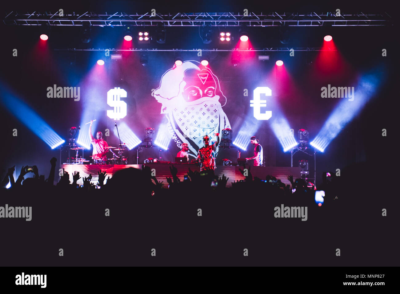 Venaria, vicino a Torino, Italia, 18 Maggio 2018: il rapper italiano Sfera Ebbasta, il "Re del Trap' performing live sul palco del venduto fuori Teatro della Concordia a Venaria, nei pressi di Torino, per il suo primo "Rockstar tour' concerto foto: Alessandro Bosio/Alamy Live News Foto Stock