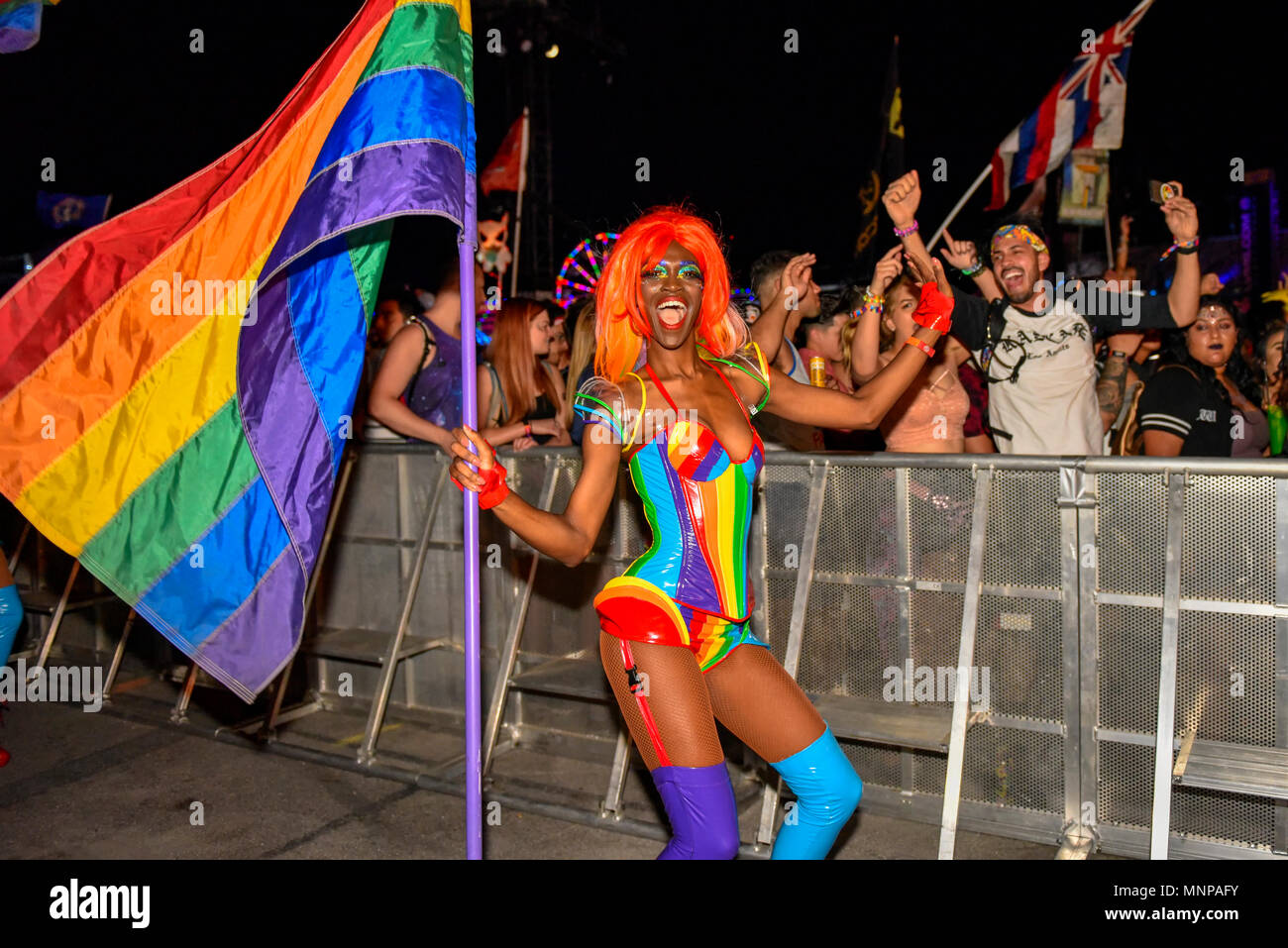 Las Vegas, Nevada, 18 maggio 2018, "l'amore" regole Performer variando l unità bandiera in Electric Daisy Carnival, edc festival, Day 1, Credito: Ken Howard Immagini/Alamy Live News Foto Stock