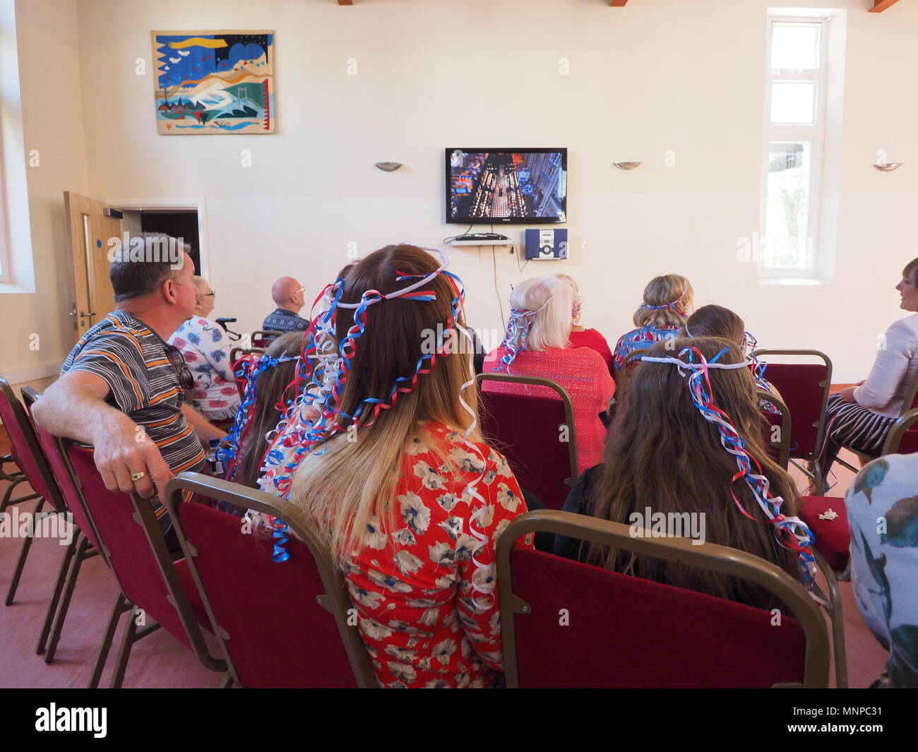 Queenborough, Kent, Regno Unito. Il 19 maggio 2018. La gente guarda la royal cerimonia di nozze al castello di connessioni in Queenborough. Credito: James Bell/Alamy Live News Foto Stock