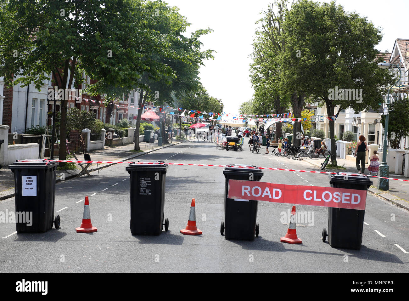 Brighton e Hove, East Sussex, Regno Unito. I residenti da St Leanoards Road a Brighton e Hove foto di celebrare il royal wedding cerimonia di Meghan Markle e il principe Harry in corrispondenza della loro parte di strada. Sabato 19 Maggio 2018 © Sam Stephenson/Alamy Live News. Foto Stock