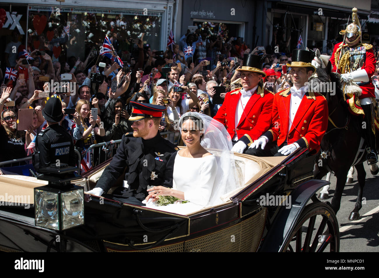 Windsor, Regno Unito. 19 Maggio, 2018. Il principe Harry e Meghan Markle, ora il Duca e la Duchessa di Sussex, sedersi in un Ascot Landau per un carrello processione accompagnata da un accompagnatore di viaggio da parte della cavalleria della famiglia tra 110.000 ben wishers sulle strade di Windsor e sulla lunga passeggiata in Windsor Great Park seguendo il loro matrimonio a alla cappella di San Giorgio nel Castello di Windsor. Credito: Mark Kerrison/Alamy Live News Foto Stock