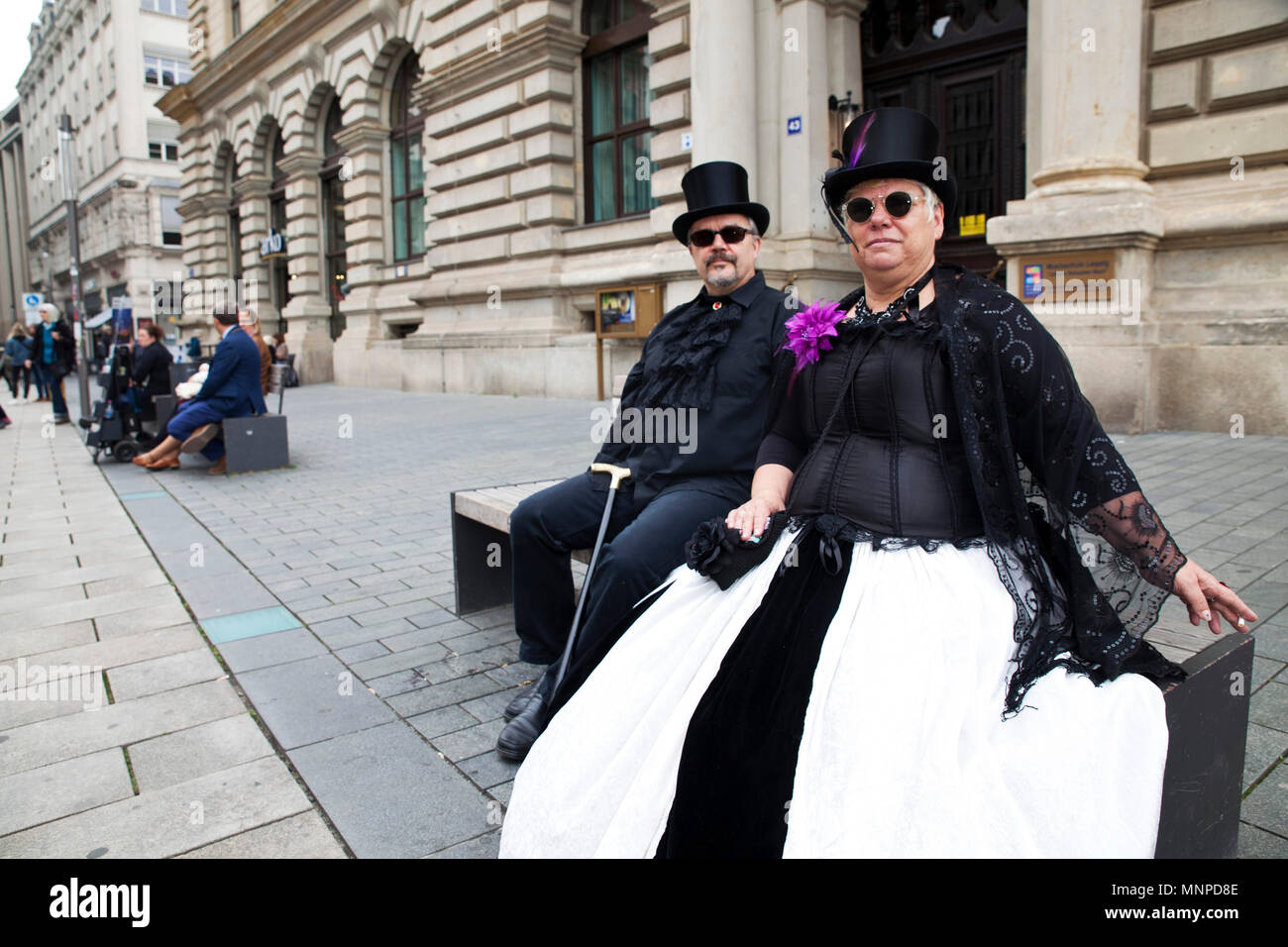 19 maggio 2018, Germania, Lipsia: un paio di vestiti con la stam stile punk poggia su un banco a Wave-Gotik-Treffen (lit. onda riunione gotico). Fino a lunedì, circa 20.000 partecipanti girare la città della fiera in un unico cosmo in occasione del Wave-Gotik-Treffen (WGT). Foto: Johannes Stein/dpa-Zentralbild/dpa Foto Stock