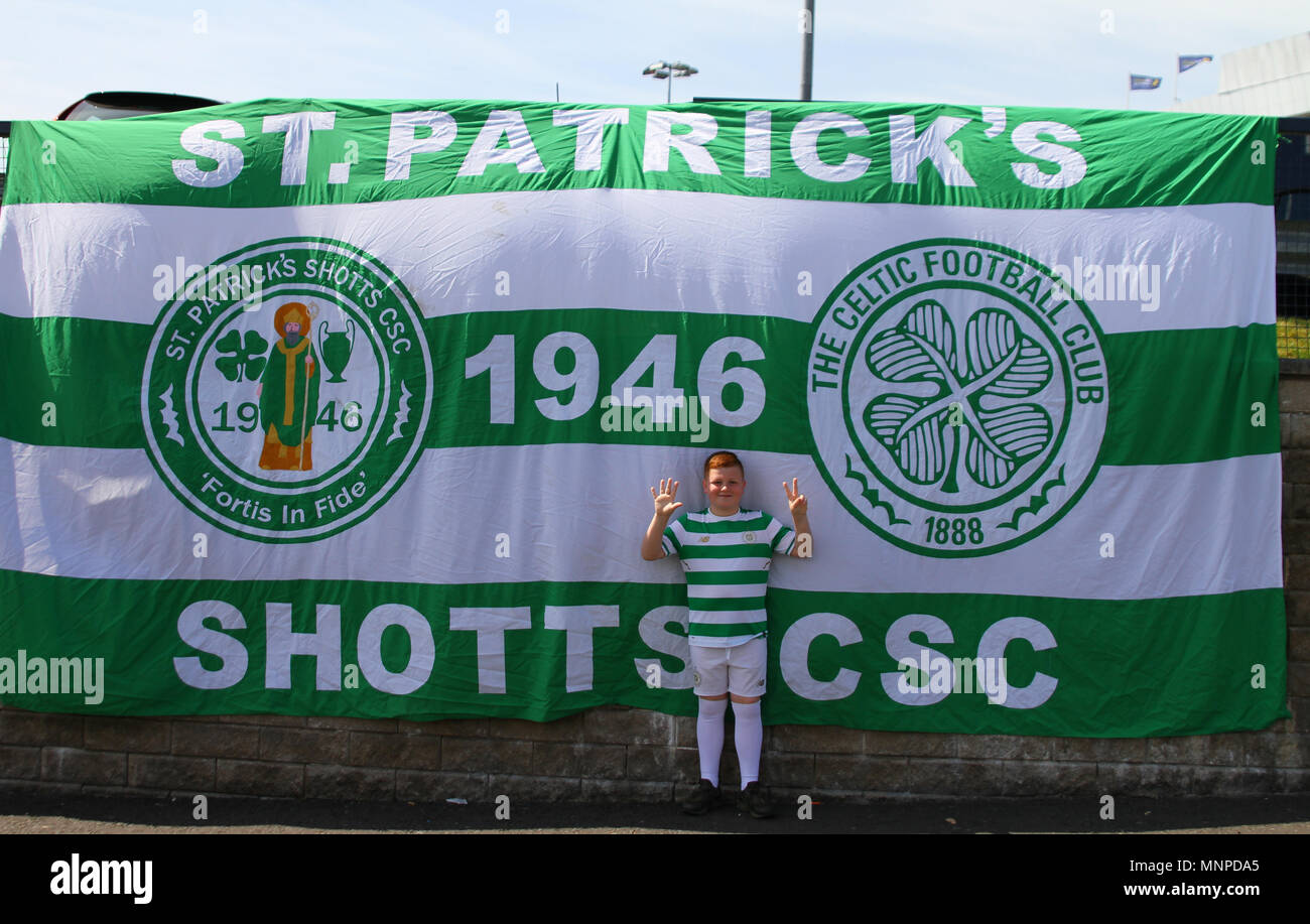 Hampden Park, Glasgow, Regno Unito. 19 Maggio, 2018. Coppa scozzese finale di calcio, celtica rispetto a Motherwell; un giovane fan di musica celtica pone con i suoi sostenitori club bandiera Credito: Azione Sport Plus/Alamy Live News Foto Stock