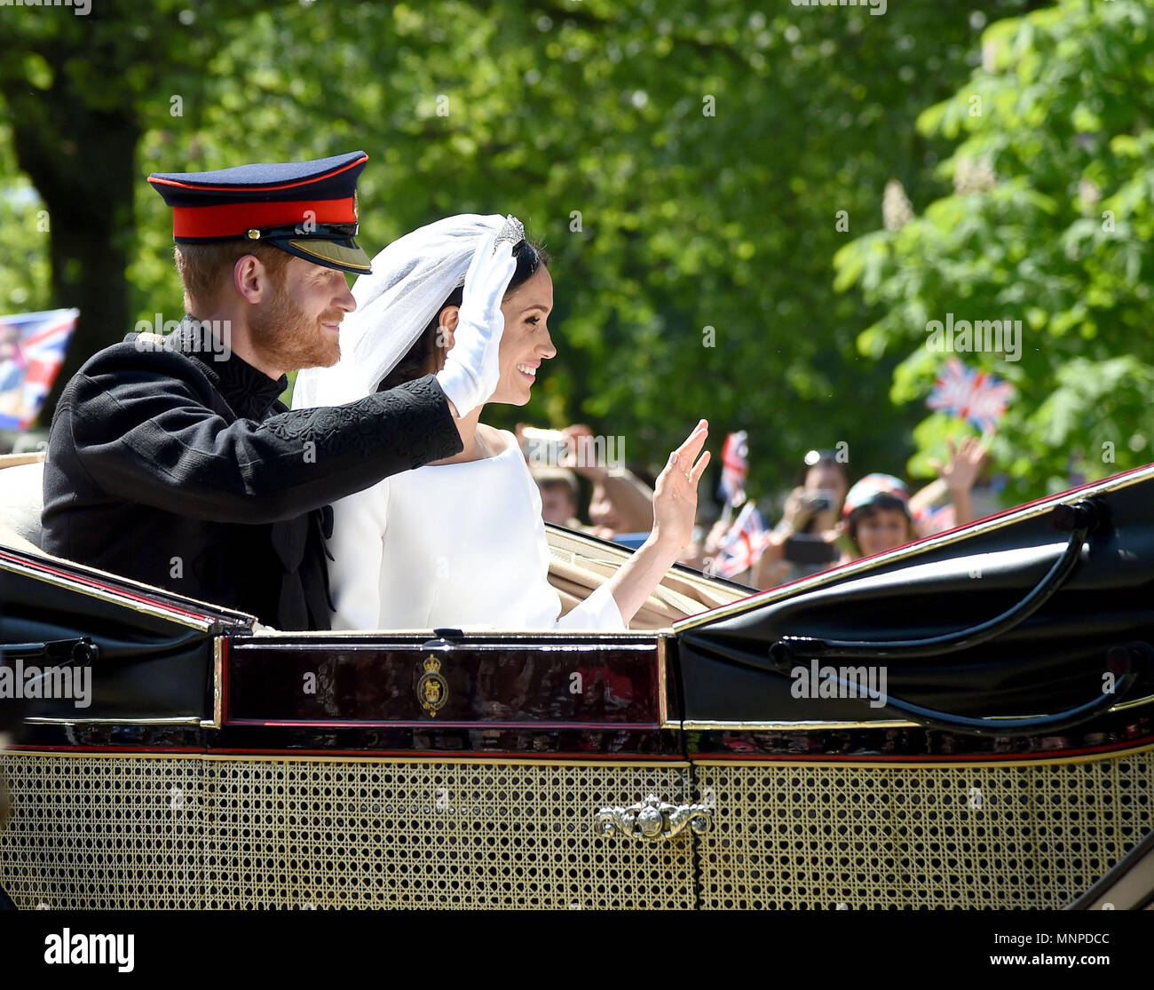 Windsor, Regno Unito. Il 19 maggio 2018. Meghan Markle e il principe Harry durante la processione del carrello sul lungo cammino Credito: Finnbarr Webster/Alamy Live News Foto Stock