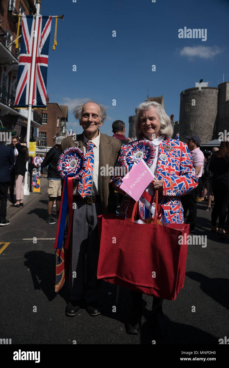 Windsor, Regno Unito, 19 maggio 2018. Un giovane pronto a festeggiare il Royal Wedding di Harry e Meghan in Windsor, Londra. Foto Data: Sabato, 19 maggio 2018. Foto: Roger Garfield/Alamy Foto Stock