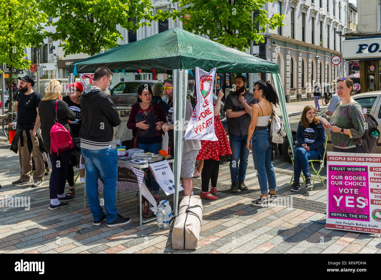 Cork, Irlanda. 19 Maggio, 2018. Con poco meno di una settimana prima di passare al aborto Referendum in Irlanda, partito politico " Le persone prima di profitto' correva un informazione stallo nella città di Cork oggi, invitando la gente a votare "sì". Credito: Andy Gibson/Alamy Live News. Foto Stock