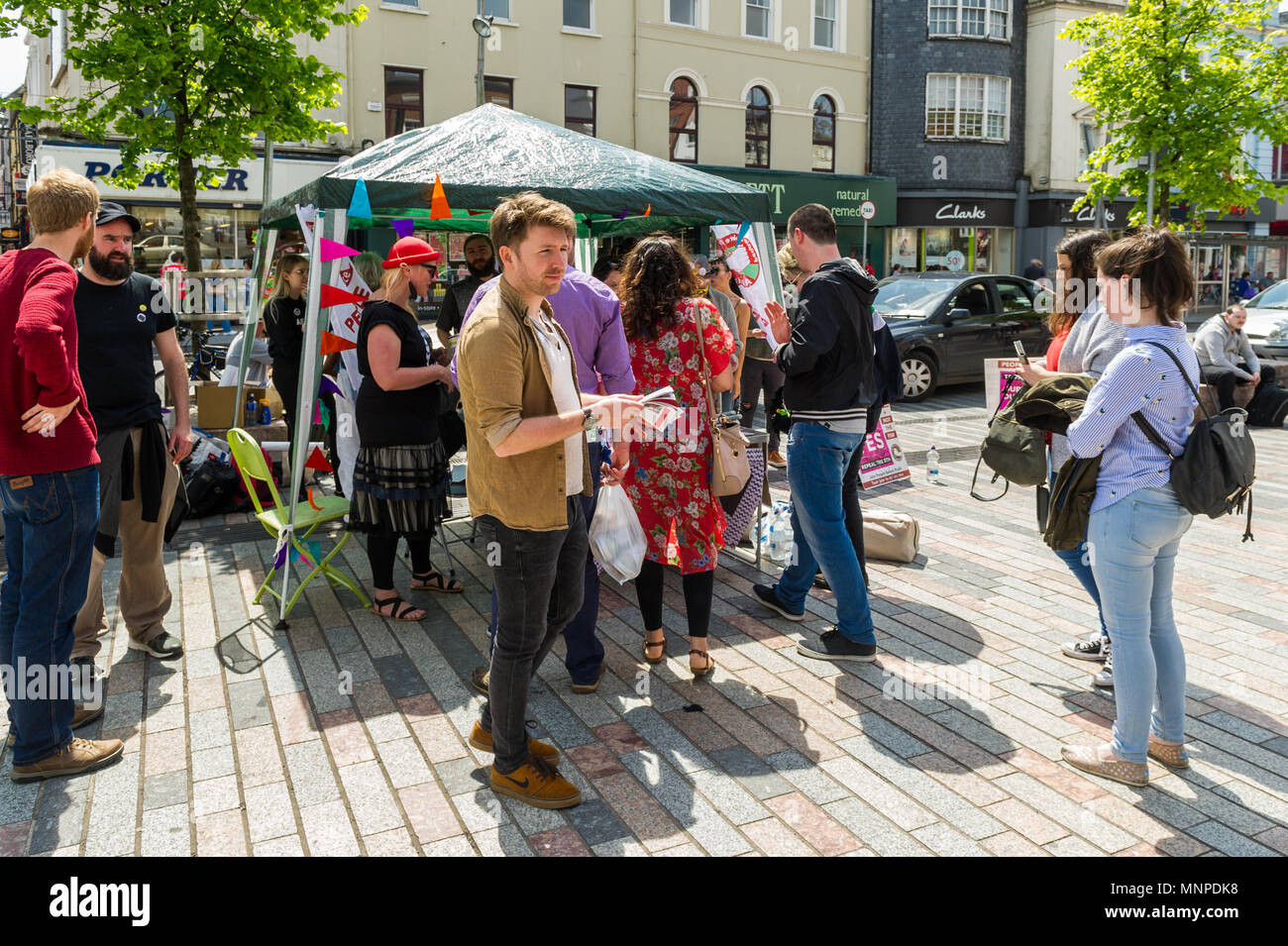 Cork, Irlanda. 19 Maggio, 2018. Con poco meno di una settimana prima di passare al aborto Referendum in Irlanda, partito politico " Le persone prima di profitto' correva un informazione stallo nella città di Cork oggi, invitando la gente a votare "sì". Credito: Andy Gibson/Alamy Live News. Foto Stock