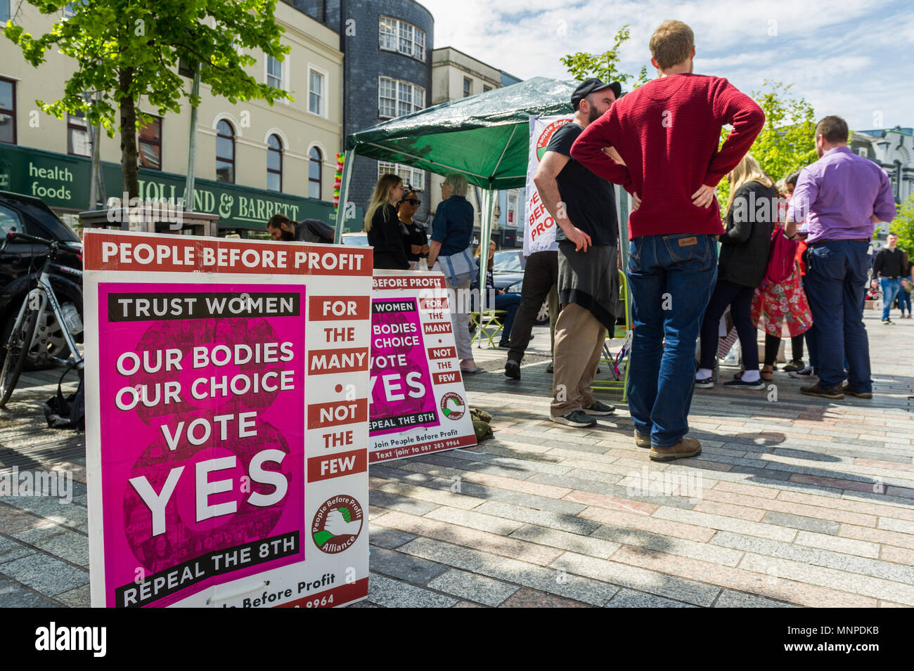 Cork, Irlanda. 19 Maggio, 2018. Con poco meno di una settimana prima di passare al aborto Referendum in Irlanda, partito politico " Le persone prima di profitto' correva un informazione stallo nella città di Cork oggi, invitando la gente a votare "sì". Credito: Andy Gibson/Alamy Live News. Foto Stock