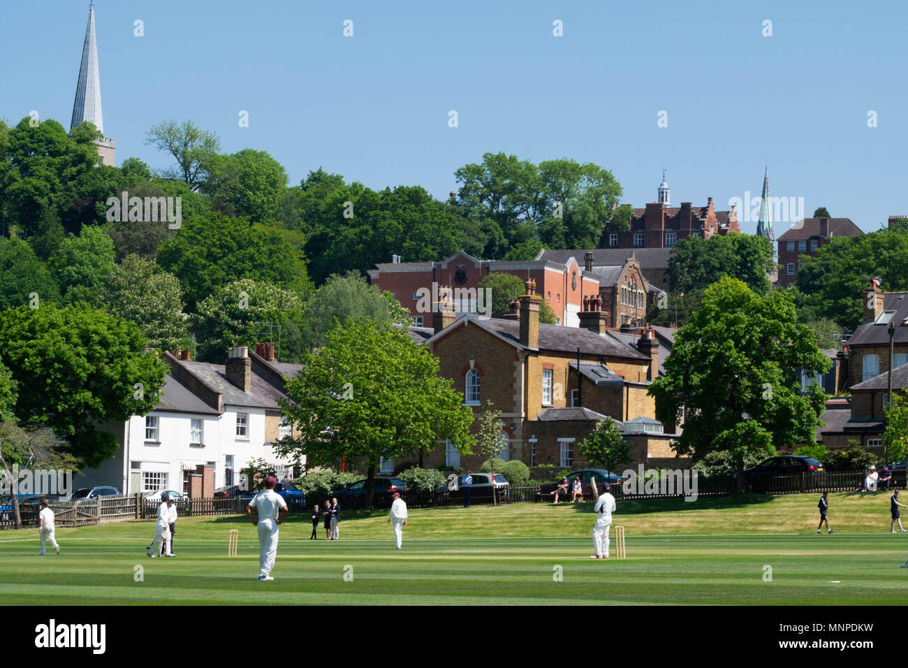Harrow, Londra, Inghilterra, il 19 maggio 2018. Una partita di cricket è in corso sulle pendici di Harrow-su-il-Hill su una splendida primavera sabato © Tim anello/Alamy Live News Foto Stock